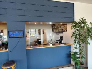 an office with a blue wall and a counter at Hotel Störtebeker in Biendorf
