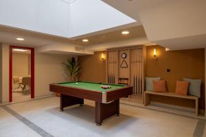a billiard room with a pool table in it at Flipco Retiro in Madrid