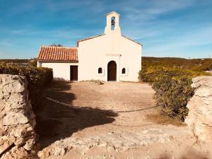 a small white church with a chain in front of it at Studio Villa Loostic in Martigues