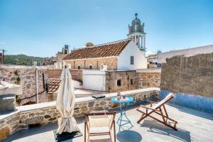 a view from the roof of a house with a table and chairs at Mesaionas 2 in Olýmpoi