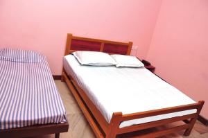 Postel nebo postele na pokoji v ubytování Arunaachalaa Inn