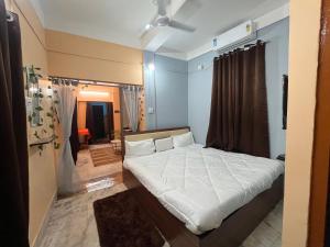 a bedroom with a large bed in a room at Jonaki Aalay-Cozy and Budget Stay-Ulubari in Guwahati