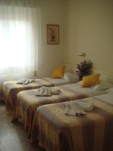Uma cama ou camas num quarto em Hotel Arcade