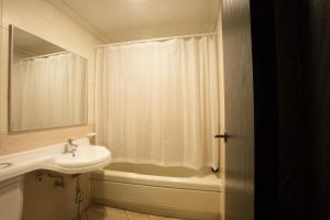 Kylpyhuone majoituspaikassa Hillside Hotel