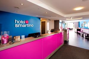 a hotelenna counter in a lobby with a hotelenna sign at Hotel Smartino in Schwäbisch Hall