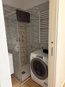 a washing machine and a washer in a bathroom at Piccola Isola in Parma
