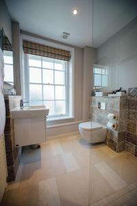 A bathroom at Banyers House