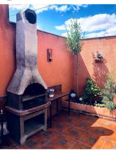 an outdoor oven with a table and a wall at Casa Rural El Lio in Ruidera