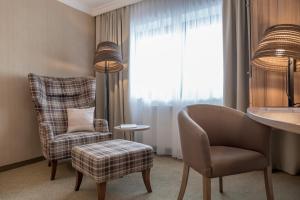 ein Wohnzimmer mit einem Stuhl und einem Stuhl in der Unterkunft Hotel Madeleine in Obergurgl