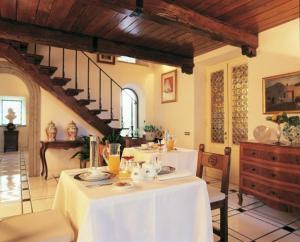 ein Esszimmer mit 2 Tischen und einer Treppe in der Unterkunft Villa La Cerretana in Viterbo