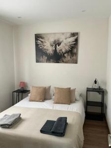ein Schlafzimmer mit einem Bett, auf dem zwei Handtücher liegen in der Unterkunft Monasteriohome Apto2 in Ibdes