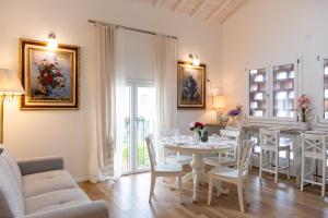 a living room with a white table and chairs at Il fienile del borgo in Prato