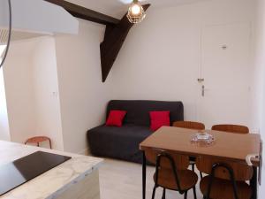 a living room with a couch and a table at L'escale Vernonnaise in Vernon