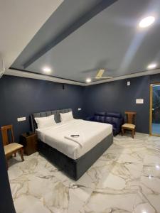 a bedroom with a large bed in a room at Hotel HiCity Comfort Near DLF Cyber City & AIG Hospital in Hyderabad
