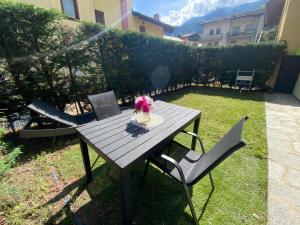a picnic table with flowers on it in a yard at Casa Sole in Fenis