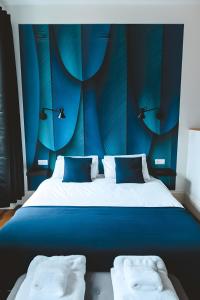 a blue bedroom with a bed with two pillows at Le Studio 3 - Route des vins in Rorschwihr
