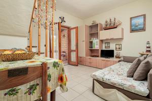 a bedroom with a bed and a living room at Casa Gianpiero San Teodoro in San Teodoro