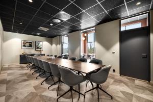 a conference room with a long table and chairs at Comfort Hotel Grenlandsporten in Langangen