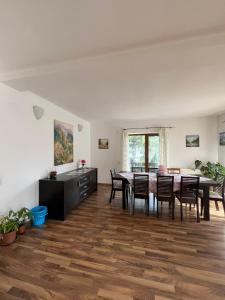 a living room with a dining room table and chairs at Casa di Panico in Buşteni