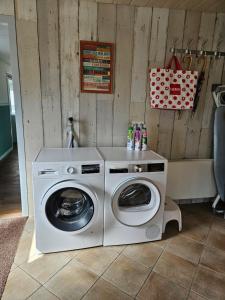 ein Waschraum mit einer Waschmaschine und einer Waschmaschine in der Unterkunft SecondHandRose in Sprang-Capelle + 33 Fotos