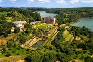 an aerial view of a castle and a lake at Ker'luane in Lézardrieux