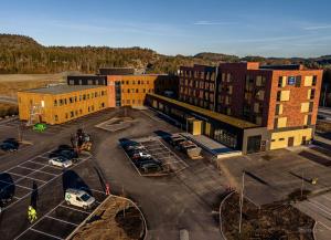 an overhead view of a parking lot in a city at Comfort Hotel Grenlandsporten in Langangen
