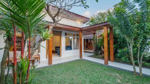 a home with a courtyard with trees at Diva Villa Sanggingan Ubud in Ubud