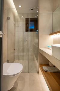 ein Badezimmer mit Dusche, Toilette und Waschbecken in der Unterkunft Sokratis Hotel in Nea Moudania + 77 Fotos