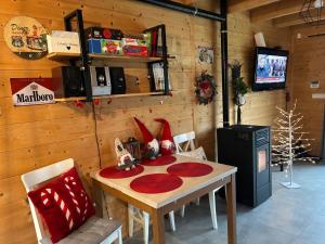 a room with a table with red mats on it at Domki Dobrogoszcz in Dobrogoszcz