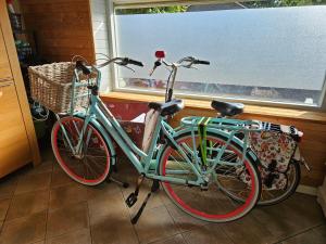 Zwei Fahrräder sind neben einem Fenster geparkt. in der Unterkunft SecondHandRose in Sprang-Capelle