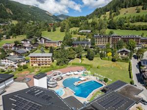 an aerial view of a resort with a swimming pool at Gästehaus Schusser an der Therme, Frühstück, Doppelzimmer und Ferienwohnung in Bad Kleinkirchheim