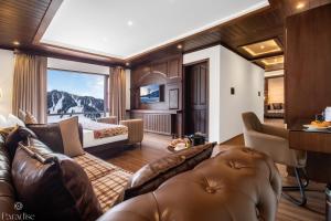 a living room with a couch and a bedroom at Paradise Hotels in Pahalgām