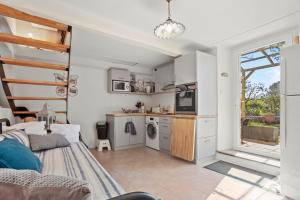 ein Zimmer mit Küche und Wohnzimmer in der Unterkunft Bastidon Cotignac in Cotignac