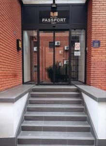 ein Eingang zu einem Gebäude mit Treppe davor in der Unterkunft Hotel Passport in Belgrad