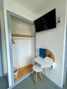 a small room with a white table and a chair at La Marinière Hôtel Restaurant in Saint Malo