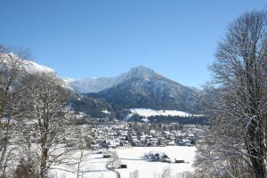 een stad in de sneeuw met een berg op de achtergrond bij Ferienwohnung Ebert in Oberstdorf