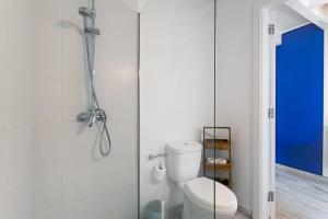 a bathroom with a toilet and a shower at Casa Tejo Villa com Jaccuzi in Valada +21 photos
