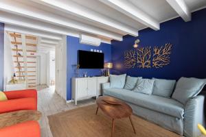 a blue living room with a couch and a table at Casa Tejo Villa com Jaccuzi in Valada