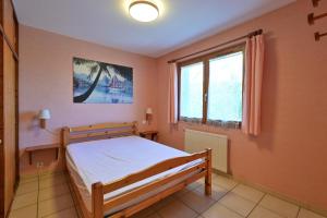 a bedroom with a bed and a window at Appartement Le Rucher in Alex