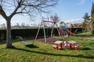 ein Park mit einem Spielplatz mit Schaukel in der Unterkunft La Fortezza Alta in Avigliano
