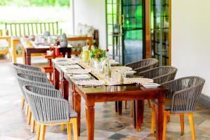 a dining room with a wooden table and chairs at Sunset Villa in Usa