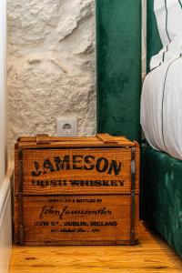 a wooden box sitting on top of a wooden floor at Celtic Lodge - Guest House in Viseu