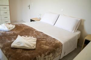 a bedroom with a bed with white sheets and white pillows at Candia Relax House in Kandia