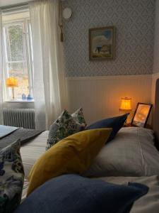 Gulta vai gultas numurā naktsmītnē Snöå Bruk Hotell och konferens +53 fotogrāfijas