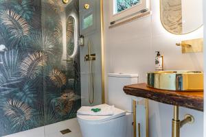 a bathroom with a toilet and a sink at Celtic Lodge - Guest House in Viseu +58 photos