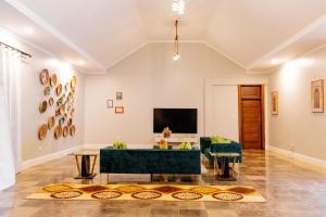 a living room with a couch and a table at Sunset Villa in Usa