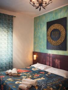ein Schlafzimmer mit einem Bett, auf dem Handtücher liegen in der Unterkunft Hotel Okinawa in Rimini + 114 Fotos