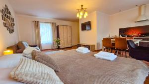 a living room with a bed and a dining room at W Samiuśkim Centrum in Szczyrk