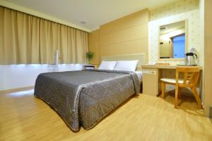 Postel nebo postele na pokoji v ubytování Ing Wang Hotel