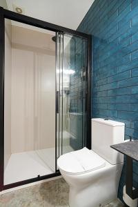 a bathroom with a toilet and a glass shower at Guest house SAL E PEDRA in Villanueva de Arosa +77 photos